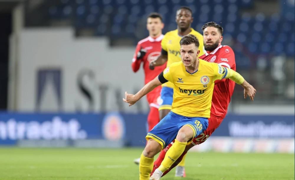 马在开阔的 马在开阔的